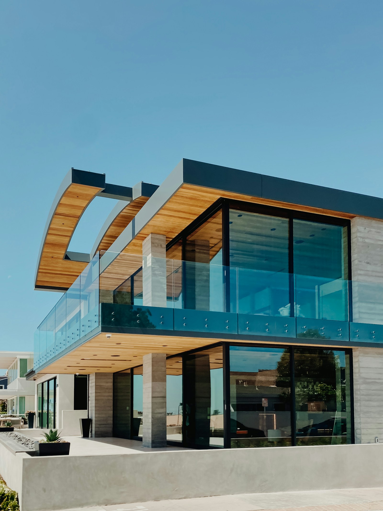 Vivienda contemporánea con terraza y amplios ventanales